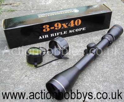 Εδώ έχουµε µια ACOG (Advanced Combat Optical Gunsight) στα 4Χ32 µε σταυρόνηµα, όπου ήταν µια επανάσταση για τον Αµερικάνο στρατιώτη που απέκτησε πέρα από ένα τροµερό σκοπευτικό αλλά