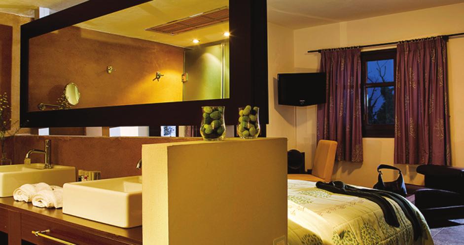 Δωμάτια Τα δωμάτια και οι σουίτες του 12 Months διαθέτουν κομψή διακόσμηση με έπιπλα από σκουρόχρωμο ξύλο και γήινα χρώματα. Είναι εξοπλισμένα με θερμαινόμενο δάπεδο, κλιματισμό και τηλεόραση LCD.
