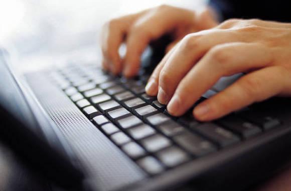 Η τηλεργασία είναι μια μορφή οργάνωσης ή εκτέλεσης εργασίας που χρησιμοποιεί τεχνολογίες πληροφορικής, βάσει μιας σύμβασης ή σχέσης εργασίας, όπου μια εργασία που θα μπορούσε επίσης να εκτελεστεί