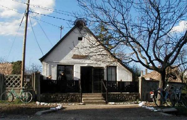 ΣΤ.1.3.2.ΤΗΛΕΣΠΙΤΙΑ(TELECOTTAGES) Μια άλλη μορφή τηλεκέντρων είναι τα telecottages τα οποία όμως είναι στις περισσότερες περιπτώσεις εγκατεστημένα σε άγονες και απομακρυσμένες περιοχές.