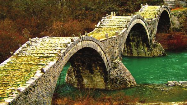 Ακριβώς στην είσοδο της χαράδρας του Αώου, βρίσκεται το µεγάλο µονότοξο γεφύρι της Κόνιτσας, το οποίο κτίστηκε το 1870-71.