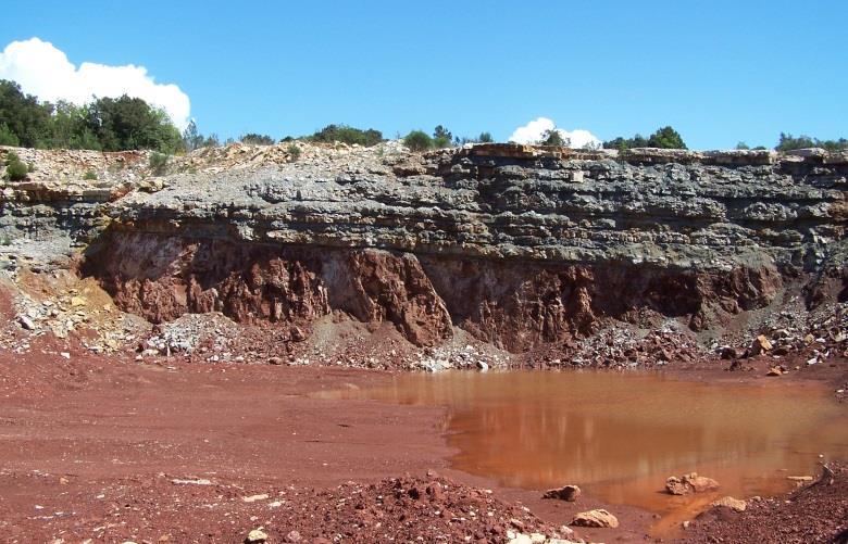 MINERALNE SIROVINE Boksit HRVATSKI GEOLOŠKI INSTITUT OPIS VRSTA SIROVINE LEŽIŠTE/POJAVA OPĆINA/GRAD BX-RVN-78 Boksit Bralići (L) Vrsar BX-RVN-11 Boksit Brtonigla I (L) Brtonigla BX-RJK-2 Boksit Duga