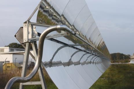 Слика 9: Параболична соларен концентратор која служи за истражување (лево) и кровен соларен термален колектор поврзан со системот за централно греење во Бад Аиблинг, Германија (Извор: Rutz D.
