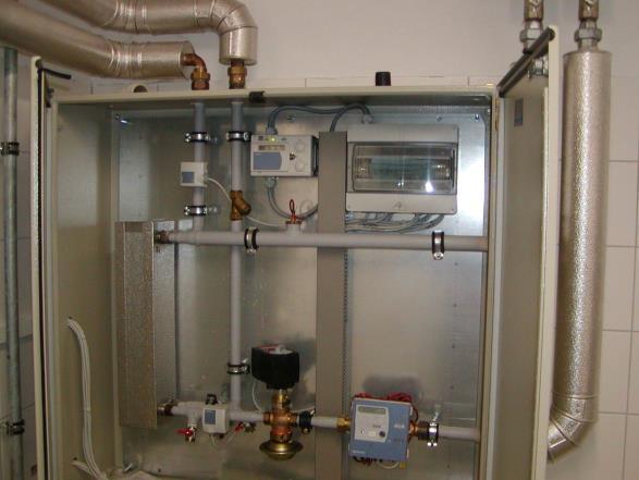 Слика 55: Топлотна потстаница со топлински изменувач, контролна единица, вентили и мерна опрема (лево) (Извор: Güssing Energy Technologies) и топлотна потстаница со топлински изменувач за краен