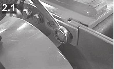 Χαλαρώστε λίγο τις βίδες που συγκρατούν το πλαίσιο στον κινητήρα (εικόνα 2.3). Το μηχάνημα θα μπορούσε να χάσει την ισορροπία του.