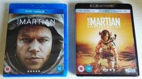 UHD plaadikarbid näevad välja sellised: Paremal ülanurgas pildil kõrvuti vasakul filmi Marslane tavaline Blu-Ray ning paremal sama film UltraHD Blu-Ray plaadil.