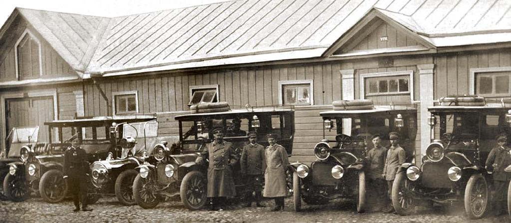 1906. aasta, esimesed tsaari garaaži autod. Paremalt kolm ja vasakus ääres on äsja saabunud Mercedesed, nende vahel vasakult teine on Orlovi Delaunay-Belleville.