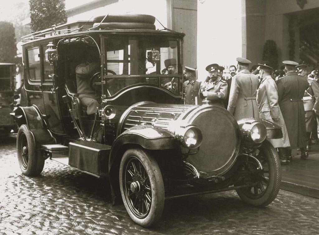 SPBKFFDKA Mihhailovskoje maneež, 1913. aasta. Delaunay-Belleville SMT limusiin, mis hiljem kannab garaažinumbrit 1. Autoroolis on Adolphe Kégresse.