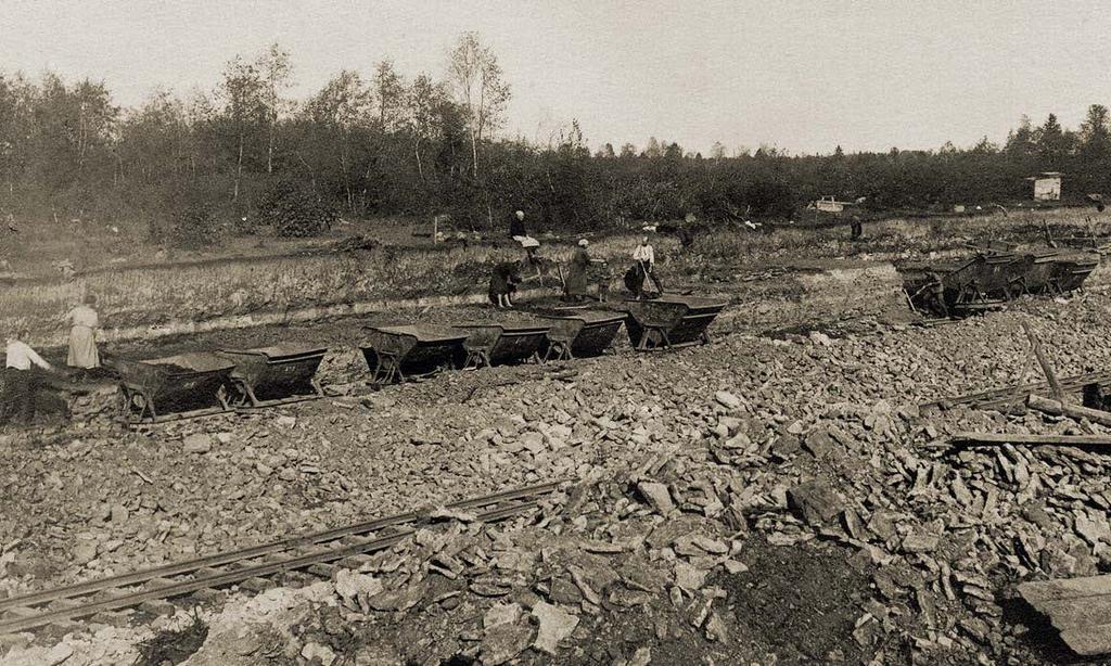 Eesti põlevkivitööstus vaevles sünnijärgselt tohutus tööjõupuuduses, nii et appi võeti ka naistööjõud. Kaevandamine oli väga algeline ja nii mõnigi naiskaevuritest käis tööl oma pühapäevarõivastes.
