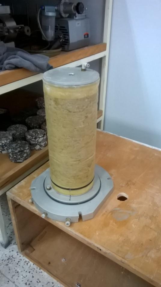 6 Συμπύκνωση με δονητική συσκευή και τοποθέτηση δοκιμίου στη βάση του τριαξονικού κελιού.