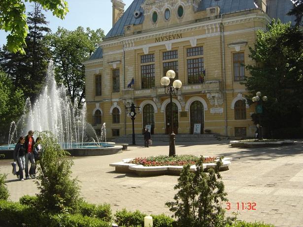 Casa memorială George Enescu Liveni, casa natală a marelui compozitor, dirijor, pianist şi violonist George Enescu reface atmosfera primilor ani ai copilăriei sale, oferind vizitatorilor