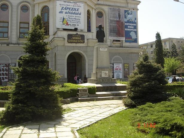 Teatrul de Stat Mihai Eminescu Botoşani. Clădirea a fost inaugurată în anul 1914, distrusă în timpul bombardamentelor din anul 1944 şi refăcută în 1958.