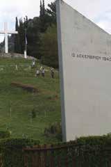 Οι μαθητές συμπληρώνουν φύλλα εργασίας στο μουσείο και εξοικειώνονται με την ιστορία της «αποστολής Καλάβρυτα».