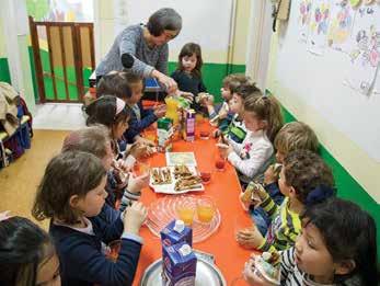 ist eine internationale Sprache. Die jüngeren Kinder in der Gruppe nebenan wollten uns auch kennenlernen und luden uns ein, mit ihnen gemeinsam zu kneten.