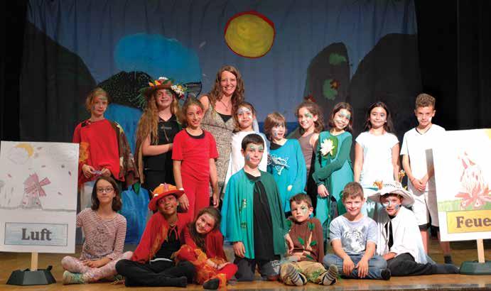 Musical Die Kinder der vier Elemente, Klasse 4a H τάξη 4a παρουσίασε το μιούζικαλ «Τα παιδιά των τεσσάρων στοιχείων» Mara Hasler, Grundschullehrerin / δασκάλα Δημοτικού 21. und 22.