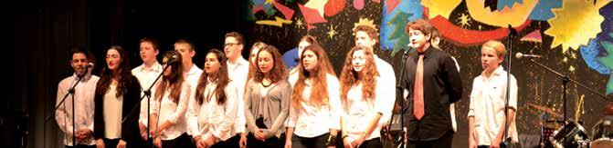 In einer außerordentlich gut besuchten Aula wurde das Publikum durch Lieder der Chöre, dem neugegründeten Chor der Klasse 5/6, dem Schülerchor der Klassen 7 bis 12, dem Kammerchor (Leitung der Chöre