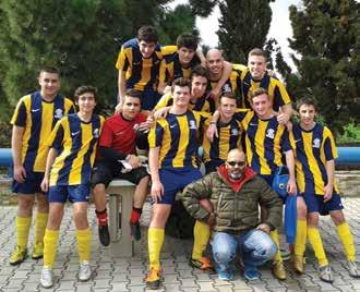 Fußball-AGs / Όμιλοι εργασίας Ποδοσφαίρου Jungen-Fußballmannschaft (Gymnasion und Lykeion) Ομάδα Ποδοσφαίρου αγοριών (Γυμνασίου και Λυκείου) Andreas Roumpos, Lehrer / Αντρέας Ρούμπος, καθηγητής Η