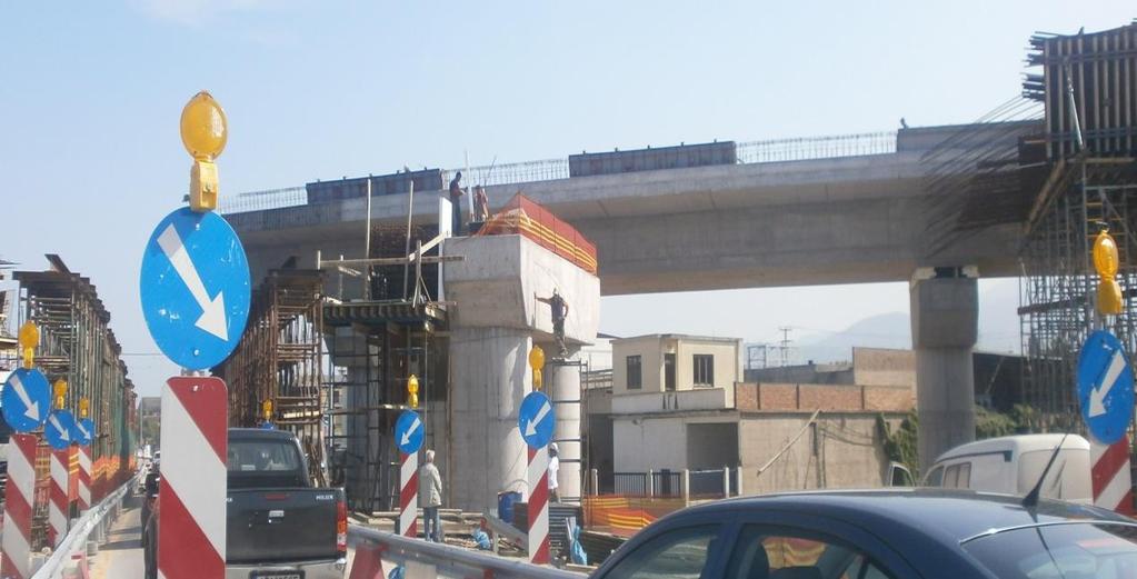ΦΩΤ. 6.12: Τμήμα γέφυρας Τ3 κατά τη φάση σκυροδέτησης του καταστρώματος του 2 ου ανοίγματος. ΦΩΤ. 6.13: ΝΑ όψη του βάθρου Μ10.