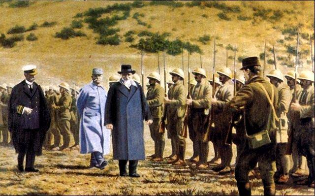 4.2 Βενιζέλος και Κουντουριώτης επιθεωρούν άγημα της Μεραρχίας Αρχιπελάγους που πολέμησε στη Μάχη του Σκρα ντι Λέγκεν Το πολεμικό ναυτικό λόγω του παροπλισμού του από τους συμμάχους δεν