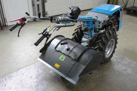 Motocultor echipat cu Freza Motocultor echipat cu Lamă.