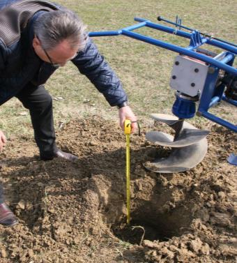 g Determinarea adâncimii locaşului de plantare în teren înţelenit burghiu Ø400 mm în pantă Pentru determinarea proprietăţilor fizico-mecanice a