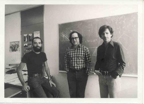 RSA (1978) Η πρώτη κατασκευή κρυπτοσυστήματος δημοσίου κλειδιού Ron Rivest, Adi Shamir, Leonard Adleman Πατέντα μέχρι το 2000 RSA Ορισμός RSA 7 / 50 Το κρυπτοσύστημα Δημιουργία Κλειδιών: KeyGen(1 λ )