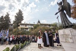 Εκπρόσωποι της δημοτικής αρχής και πολίτες, υλοποιώντας και φέτος την προ επταετίας απόφαση του δημάρχου Ιγνάτιου Καϊτεζίδη να μην υπάρχουν εξέδρες των