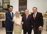 Η ποιήτρια η οποία εργάστηκε επί πολλά χρόνια ως προϊσταμένη σε δημοτικές υπηρεσίες του δήμου μας με την εν λόγω ποιητική συλλογή έκανε την πρώτη της