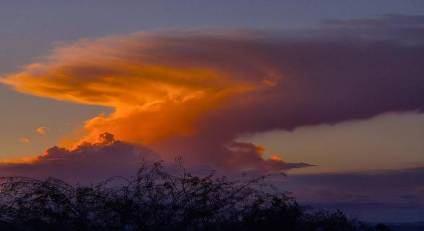 Cumulonimbus incus Kui konvektsioon on väga tugev, tõusevad rünkpilvede