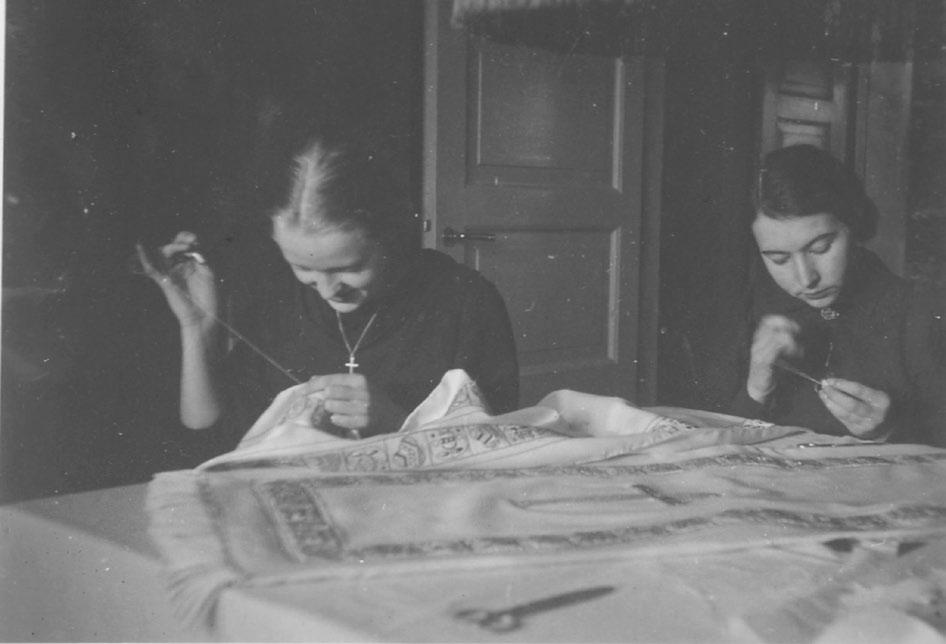 Nende tekstiilide valmistajateks olid kaks äsja Riigi Kunsttööstuskooli lõpetanud noort naist Aino Schmidt ja Asta Heinsaar. Tänavu juunis möödus 100 aastat Aino Schmidti sünnist.