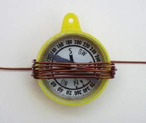 19 C 3.7.1 Solvendaj problemoj 1. Rektangula volvaĵo simila al tiu de Fig. 17 (d =10 cm, s =1 cm) kun 40 volvoj troviĝas en magneta kampo de 0,5 T.