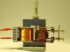 4 Elektromagneta indukto 4.6 Solvendaj problemoj 1. Metala kadro kun a = 30 cm kaj b = 40 cm (vidu Fig. 03) estas enŝovata en magnetan kampon kun intenso de 50 mt dum tempo egala al 0, s.