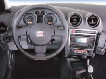 Balti prietaisų skydelio rodmenys pabrėžia automobilio sportiškumą. Peugeot vairas labai patogus Ibiza sėdynės yra ne tik patogios, bet ir puikiai prilaiko šonuose.