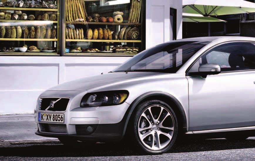 Volvo gr^ωta ^ C VAŽIUOJANTI PREMJERA Volvo C30 Volvo C30 ilgis - 4,25 m. Jis keliais centimetrais ilgesnis už VW Golf automobilį (4,20 m) Gerą dešimtmetį Volvo nebegamino jokio C klasės automobilio.