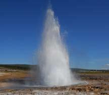 Foto: JN Foto: JN Strokkur, Geysirjev brat Sledil je ogled še enega najmogočnejših islandskih slapov, Gullfossa, ki izginja v mogočnem kanjonu reke Hvitá.