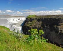 Panorama okolice slapu Gullfoss Peljali smo se tudi mimo vasi, kjer je bila 1056. leta ustanovljena prva katoliška škofija.