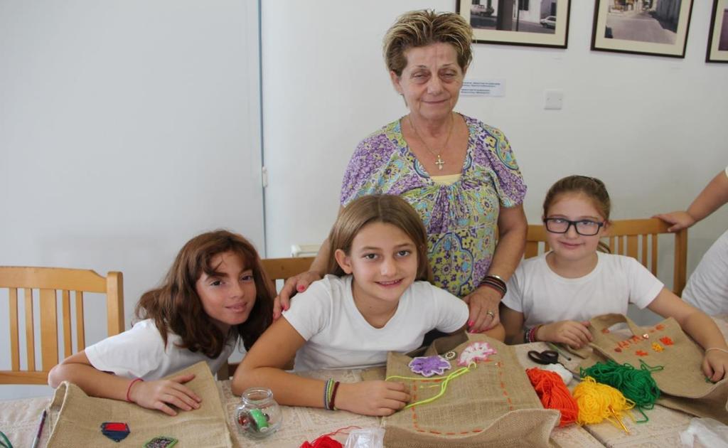 Με τθ δαςκάλα μασ επιςκεφτικαμε το «Κωνςταντινελζνειο Κζντρο Ενθλίκων». Εκεί με τθ βοικεια γιαγιάδων, φτιάξαμε και διακοςμιςαμε τςάντεσ.
