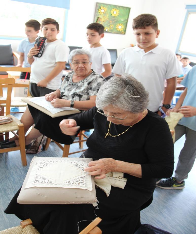 Το ακθενίτικο κζντθμα καταςκευάηεται από πολφ παλιά μζχρι ςιμερα. Το κζντθμα είναι γνωςτό ςτθν Ακθζνου από το 1910, όπωσ κεντοφςαν οι γυναίκεσ τότε για βιοποριςτικοφσ ςκοποφσ.