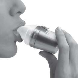 B. Εισπνοή της δόσης Κρατείστε τη συσκευή μακριά από το στόμα σας. Eκπνεύστε πλήρως. Προσέξτε να μην εκπνεύσετε στο στόμιο της συσκευής.
