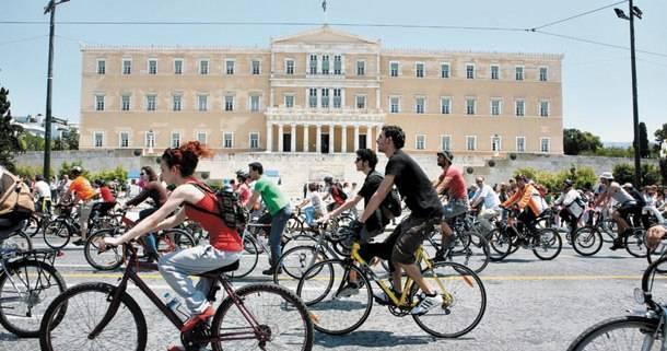Συμμετέχοντας σε ειδικές ομάδες ποδηλατών και οργανωμένες εξορμήσεις ή αγώνες