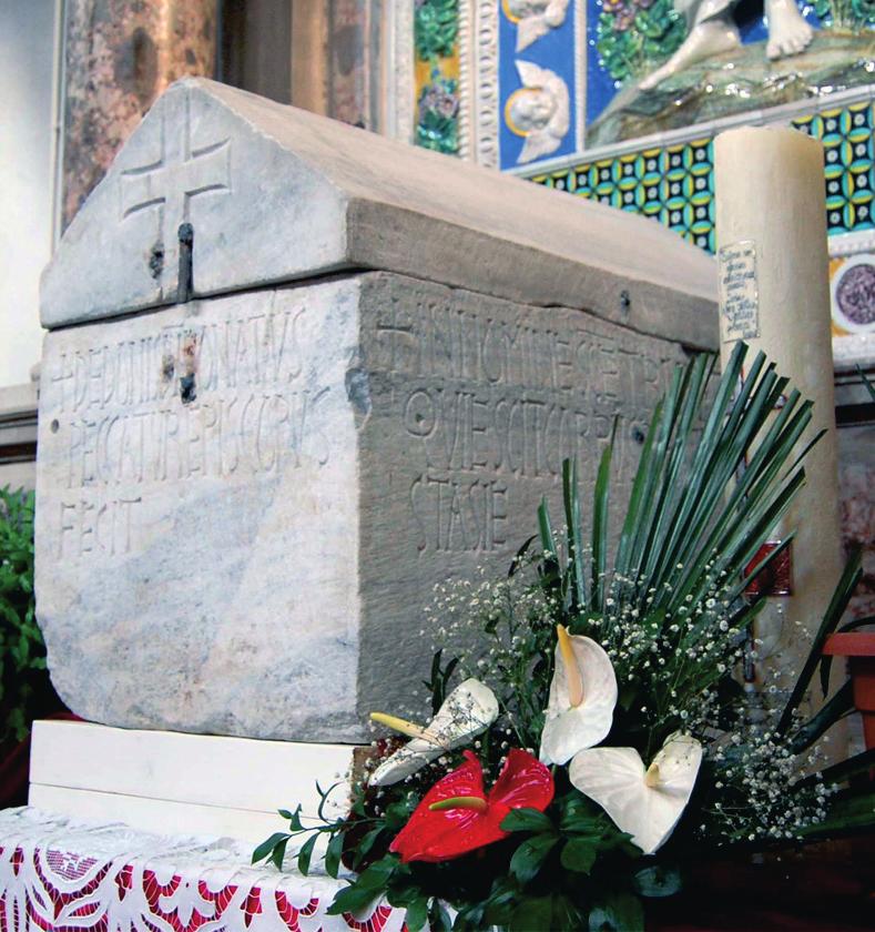194 Дубравка Прерадовић Сл. 3. Реликвијар свете Анастасије са натписом епископа Доната, Задарска катедрала (фотографија Д. Прерадовић) Fig. 3 St.