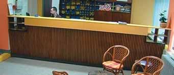 ZAGREB Omladinski hostel Zagreb smjeπten je u naj stroæem centru, svega 2 minute hoda od æeljezniëkog i 10-ak minuta hoda od autobusnog kolodvora, a do Trga bana JelaËiÊa trebat Êe vam 5-6 minuta