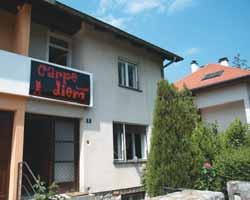 OSIJEK Hostel Tufna, (Osijek) je mali i ugodan hostel smjeπten u Tvrapplei, samo 5 tramvajskih stanica udaljen od centra grada odnosno 10 minuta πetnje od autobusnog i æeljezniëkog kolodvora.