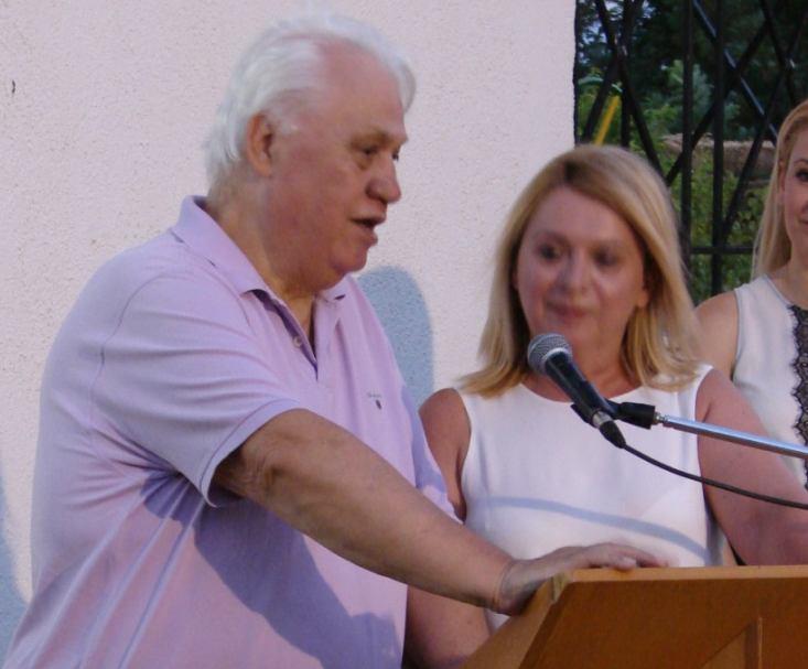 Το τρόπαιο αντιγράφει τους κορμούς δέντρων που συνήθιζαν να στήνουν οι νικητές στο πεδίο της μάχης και να αναρτούν τον οπλισμό των ηττημένων.