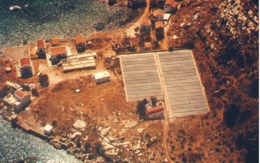 Εικόνα 1.4 Ηλιακοί αποστακτήρες [11]. 1.6 ΗΛΕΚΤΡΟΔΙΑΛΥΣΗ Η ηλεκτροδιάλυση είναι μία μέθοδος αφαλάτωσης στην οποία τα άλατα υπό μορφή ιόντων απομακρύνονται από την κύρια μάζα του νερού μέσω μεμβρανών.