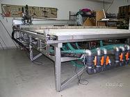 Version: 1 Μηχανή κοπής και χάραξης µε 5000x4000x150mm CNC ROUTER Πρόκειται για Ελληνική κατασκευή για το µηχανικό µέρος. Είναι κατάλληλη για κοπή και χάραξη εργοτεµαχίων σε µορφή φύλλου.