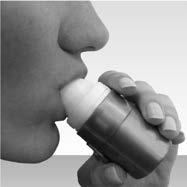 Εισπνοή της δόσης Κρατείστε τη συσκευή μακριά από το στόμα σας. Eκπνεύστε πλήρως. Προσέξτε να μην εκπνεύσετε στο στόμιο της συσκευής.