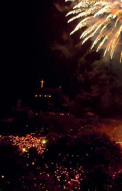 Στο Πάλκο της Πάνω Πλατείας εκατοντάδες πυροτεχνήματα φωτίζουν τον κερκυραϊκό ουρανό, σε