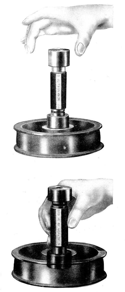 11 a a b Fig. 5. Verificarea alezajelor cu Fig.1 calibrul tampon cilindric b Fig. 6. Verificarea arborilor Fig. 2cu calibrul furc T şi NT E4.
