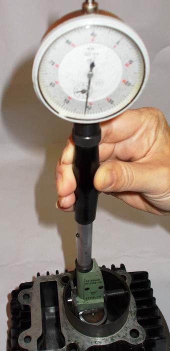 secţiune I; se notează indicaţiile instrumentului, corespunzătoare unui număr de 4 diametre, obţinue prin rotirea, cu câte 45, a piesei de controlat (dacă este posibil), sau a comparatorului.